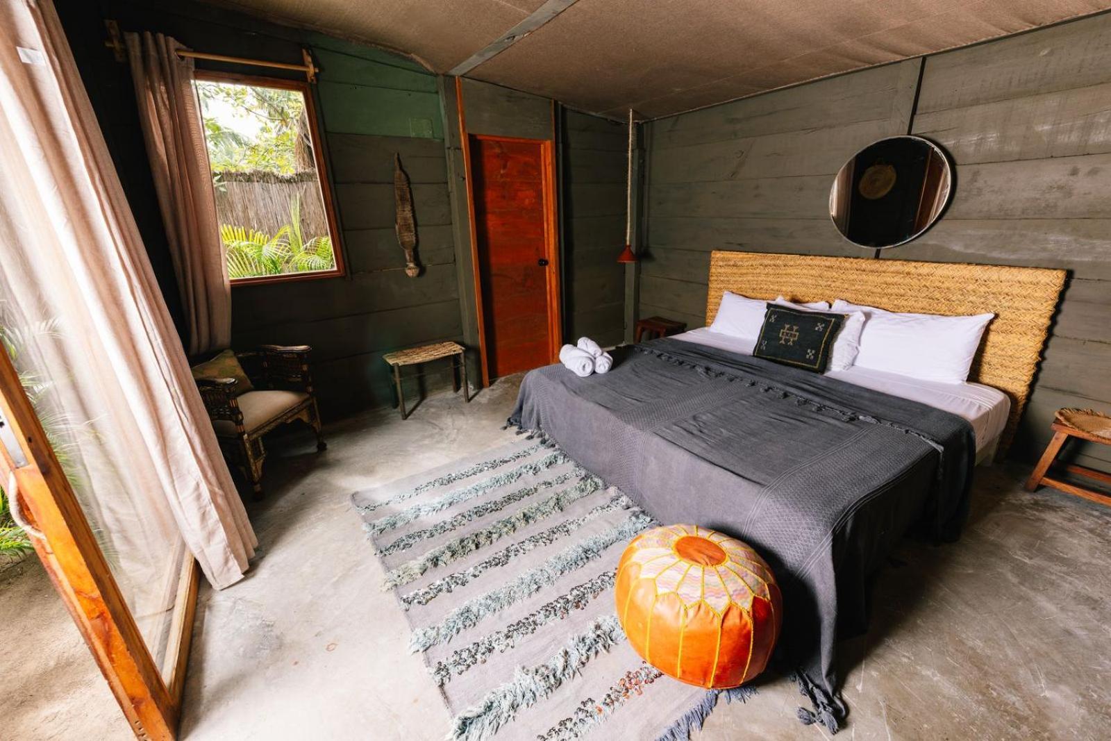 Amana , Front Hotel