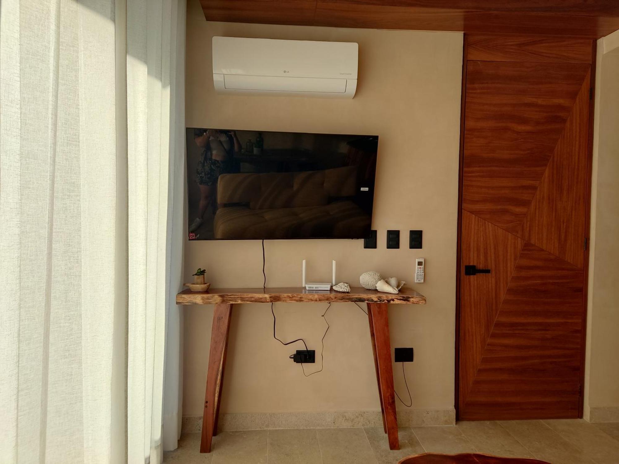 New Modern 1bdr - Access