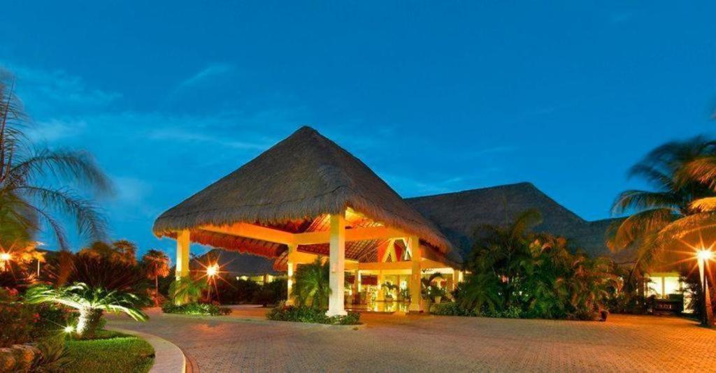 Grand Palladium Riviera And Resort