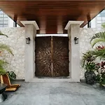 Kings Mansion For 26 Guests!
