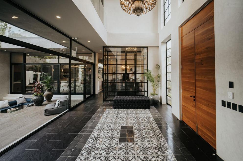 Kings Mansion For 26 Guests! *