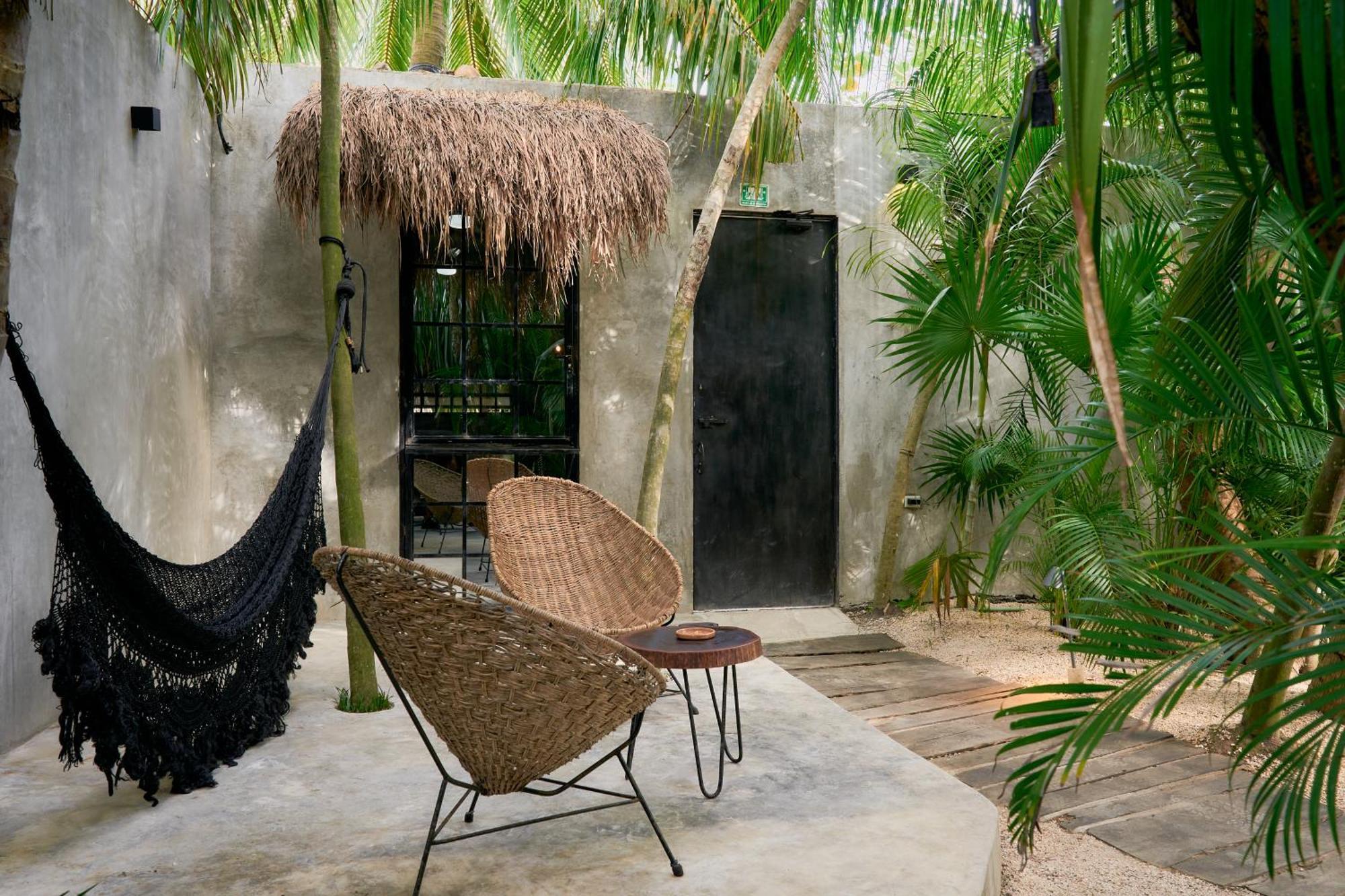 Amor Rooms
