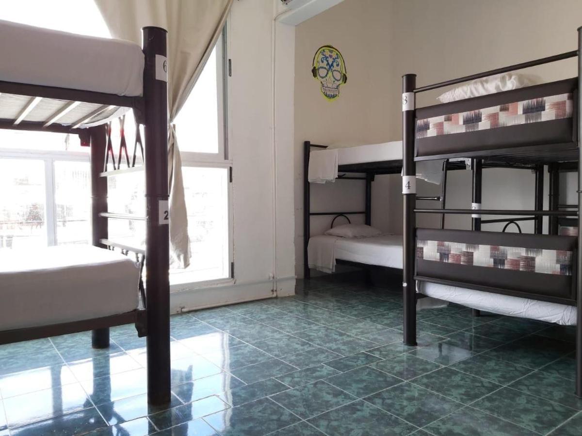 Hostel Emotion Avenida & *